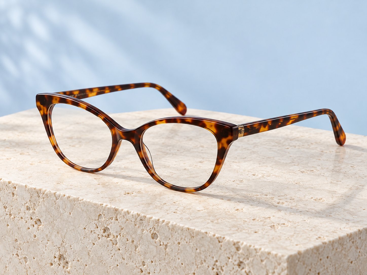 Montura cat-eye carey sobre una superficie clara
