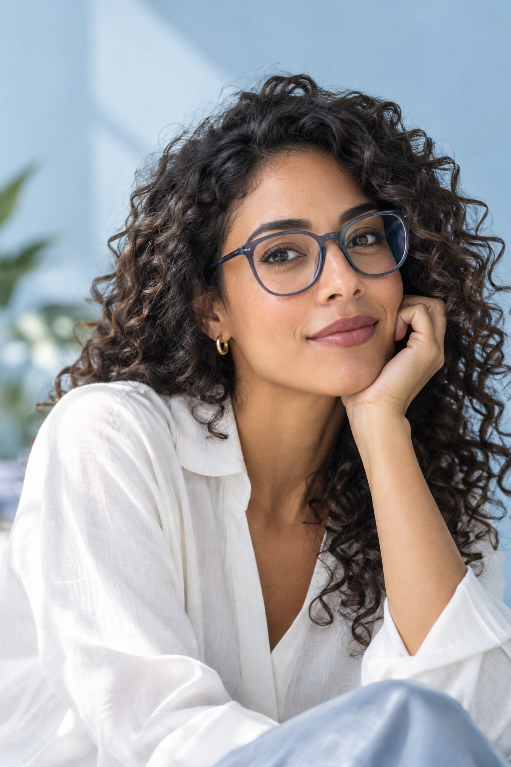 Mujer usando gafas formuladas